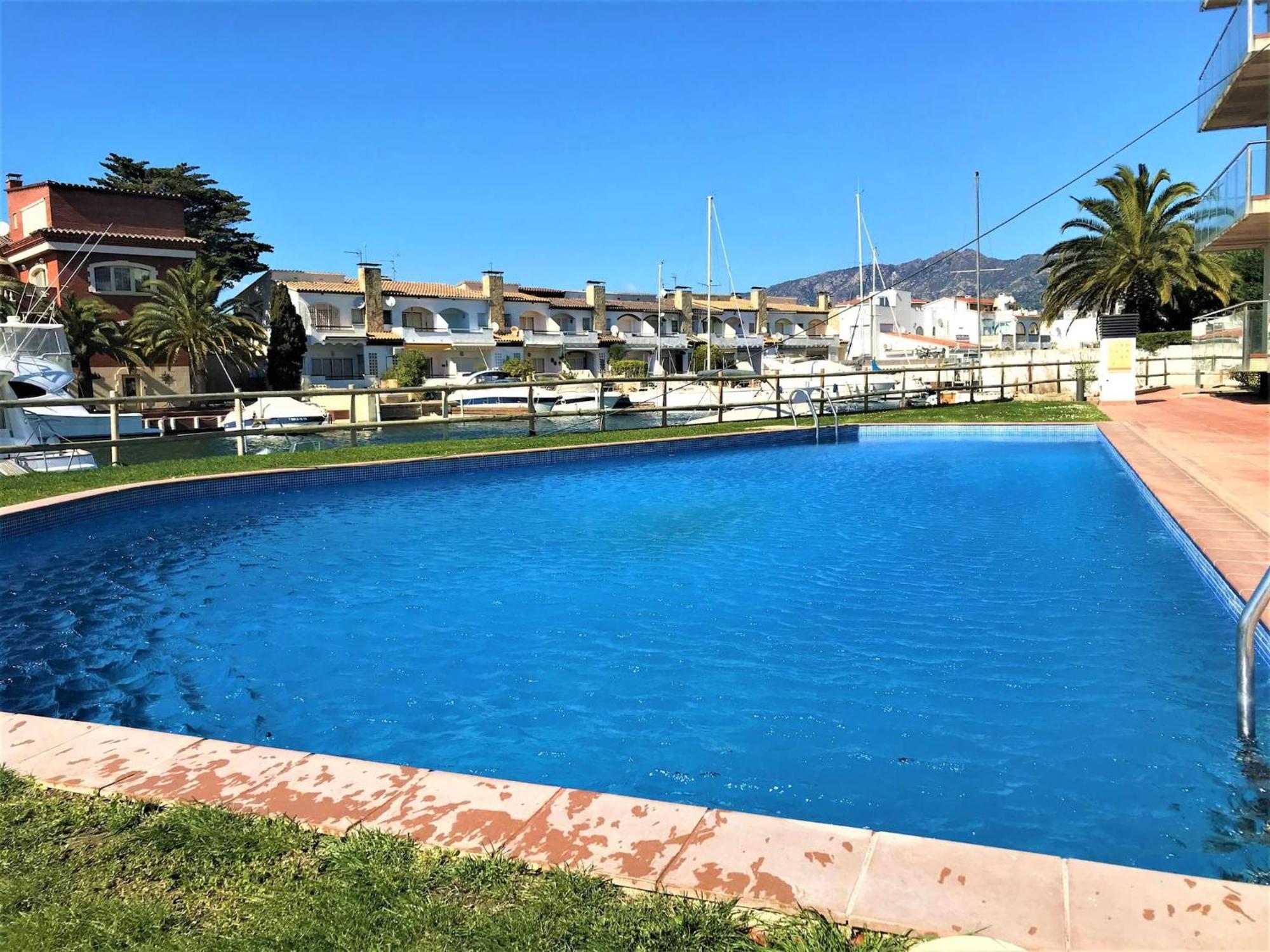 Apartment En Con Vistas Al Canal Y Piscina Roses