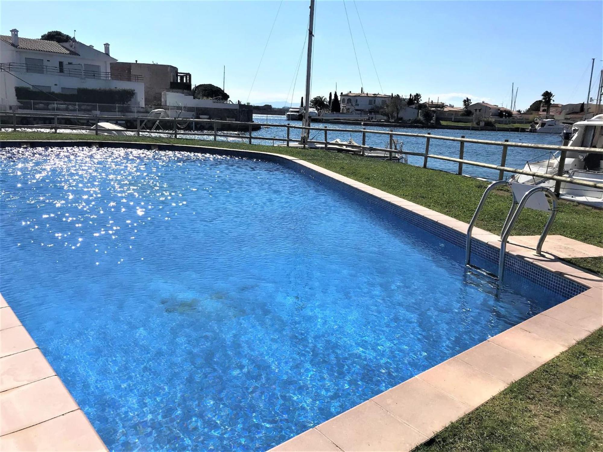 En Con Vistas Al Canal Y Piscina Apartament